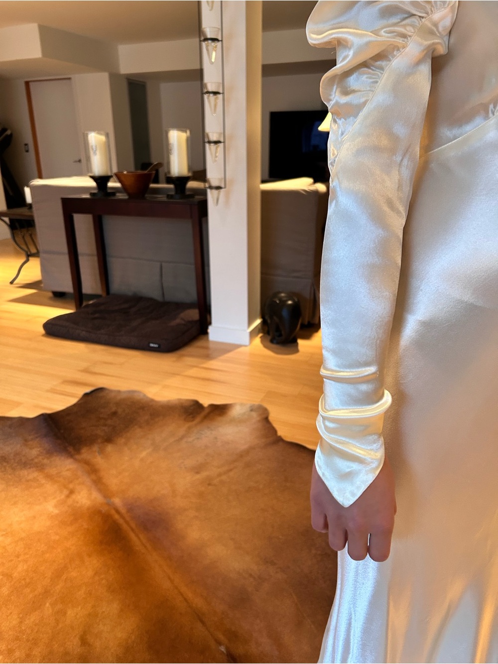 Elegant Cream Silk Satin Vintage Wedding Dress with Long Sleeves - Picture 10 of 11